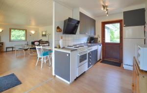 Η κουζίνα ή μικρή κουζίνα στο 3 Bedroom Pet Friendly Home In Nakskov