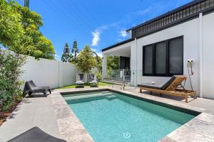 una piscina en el patio trasero de una casa en Luxe Capri Villa Heated Pool,10-min Walk to Beach, en Gold Coast
