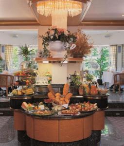 een buffet in een hotel met veel verschillende soorten eten bij Hotel Exquisit in Minden