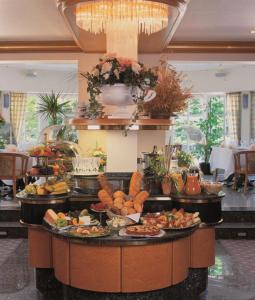 ein Buffet in einem Hotel mit vielen verschiedenen Arten von Speisen in der Unterkunft Hotel Exquisit in Minden