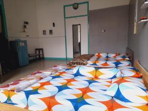 a bedroom with two beds in a room at Ndalem Wongso in Jetis +1 photo