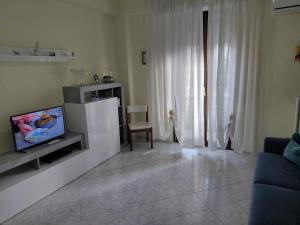 a living room with a tv and a couch at CROTONE Mare&Confort in Crotone