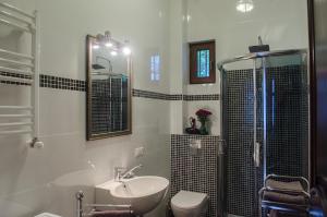 Bilik mandi di TiflisLux Apartment - Chaikovski
