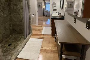 Ένα μπάνιο στο The Retreat by On Cue Properties +18 φωτογραφίες