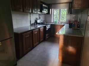 Η κουζίνα ή μικρή κουζίνα στο The Lamsarr Apartments in Tanji
