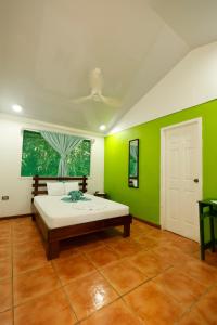 Ένα ή περισσότερα κρεβάτια σε δωμάτιο στο Turtle Beach Lodge