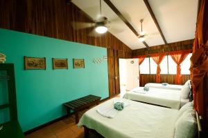 Ένα ή περισσότερα κρεβάτια σε δωμάτιο στο Turtle Beach Lodge