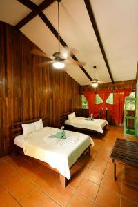 Ένα ή περισσότερα κρεβάτια σε δωμάτιο στο Turtle Beach Lodge