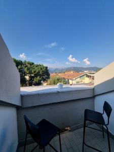 - deux chaises assises sur un balcon avec vue dans l'établissement A un passo dal mare - Vista mare, à Marina di Massa