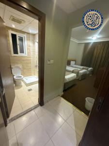 Habitación con baño con aseo y dormitorio. en فندق تارا المحبس - محبس الجن -, en La Meca