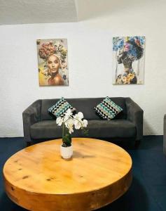 Una sala de estar con un sofá y una mesa de café. en Casas Costa Azul, en Acapulco