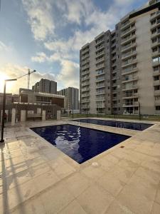 バランキージャにあるDeluxe apartment in Bquilla!の大きな建物の前のプール