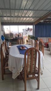 einen Esstisch und Stühle mit einem weißen Tischtuch in der Unterkunft Departamento entero dos habitaciones completamente amoblado in Arequipa