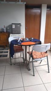 ein Tisch und ein Stuhl in einem Raum in der Unterkunft Departamento entero dos habitaciones completamente amoblado in Arequipa + 8 Fotos