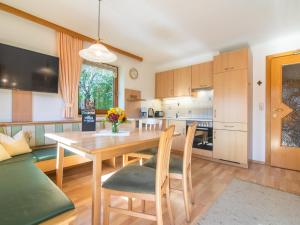A kitchen or kitchenette at Schleicherhof V