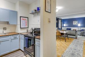 Dapur atau dapur kecil di 1 Mi to Dtwn Providence East Side Retreat! +16 gambar