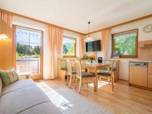A kitchen or kitchenette at Schleicherhof V