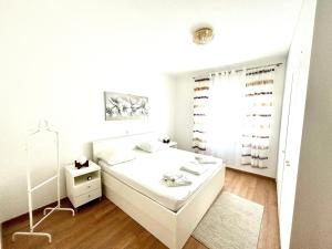 Postel nebo postele na pokoji v ubytování Apartments by the sea Sukosan, Zadar - 5819