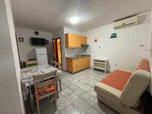 Kuchyň nebo kuchyňský kout v ubytování Apartments by the sea Sukosan, Zadar - 5819 + 22 fotografií