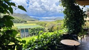 圣安娜杜里亚舒Docas da Lapa的湖景庭院配有桌子