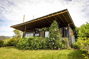 a small house with a bush in front of it at Docas da Lapa in Santana do Riacho