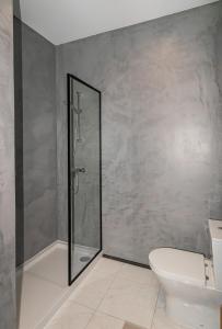 a bathroom with a shower and a toilet at Mi Casa Es Su Casa Nº3 in Albufeira