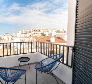 a balcony with two chairs and a view of a city at Mi Casa Es Su Casa Nº3 in Albufeira