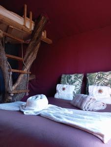 a bed in a room with towels on it at El Refugio de Las Vegas in Valsequillo