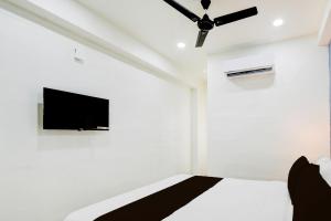 a white room with a bed and a tv at Super Townhouse Oak Nagole Metro Station Formerly Saka Arcade in Upal +24 photos