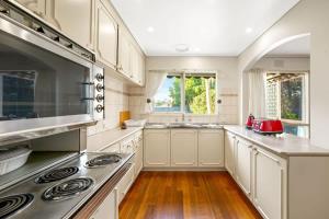 O bucătărie sau chicinetă la Timeless Frankston Heritage Family Home +7 fotografii