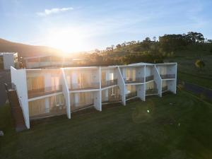 uma vista aérea de um edifício com o pôr do sol em Mount View Estate One Bedroom Country Stay The Wisteria Escape em Mount View