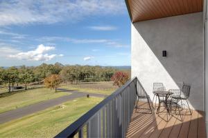 uma varanda de uma casa com uma mesa e cadeiras em Mount View Estate One Bedroom Country Stay The Wisteria Escape em Mount View