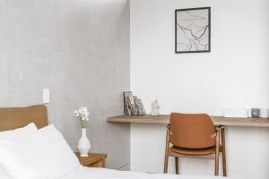 um quarto com uma cama e uma escrivaninha com duas cadeiras em Mount View Estate One Bedroom Country Stay The Wisteria Escape em Mount View