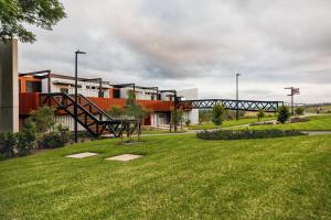 um parque com playground em frente a um prédio em Mount View Estate One Bedroom Country Stay The Wisteria Escape em Mount View