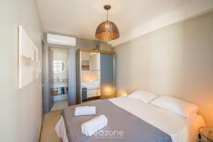 um quarto com uma cama grande e um espelho em Apartamento a 180m da Praia na Barra OCB0901 em Salvador mais 13 fotografias