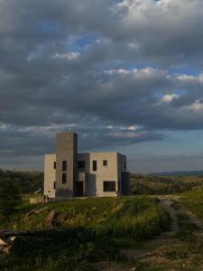 un edificio situado encima de un campo de hierba en Casal Sur, en Potrero de Garay