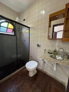 Un baño con inodoro, ducha y lavabo. en Suites dos Anjos, en Arraial do Cabo 9 fotos más