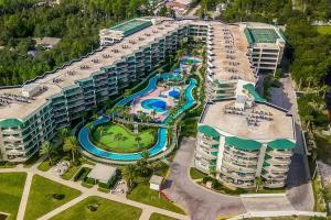 Charming 2bd/2ba w/ Bay View, Pool w/ Lazy River内部或周边的泳池