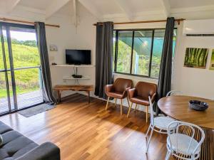 ein Wohnzimmer mit Sofa und Tisch in der Unterkunft Alstonville Country Cottages in Alstonville