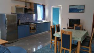Kuchyňa alebo kuchynka v ubytovaní Gardenia Apartments + 37 fotografií