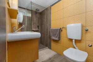 un bagno con lavandino e WC di Apartments by the sea Lokva Rogoznica, Omis - 24321 a Lokva Rogoznica