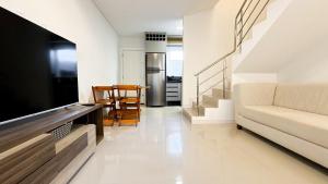 2 Quartos | Churrasqueira | 800m da Praia | P240 في بيساراس: غرفة معيشة مع أريكة وتلفزيون