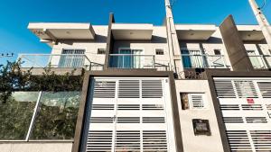 2 Quartos | Churrasqueira | 800m da Praia | P240 في بيساراس: مبنى عليه مصاريع بيضاء