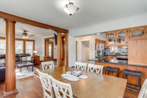 Η κουζίνα ή μικρή κουζίνα στο Walk to Lake Erie Spacious Home in Sandusky!