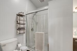 Ένα μπάνιο στο Walk to Lake Erie Spacious Home in Sandusky! +25 φωτογραφίες