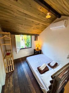 カライーバにあるCasa Praiô Caraívaの木製の天井が特徴のベッドルーム1室(ベッド1台付)