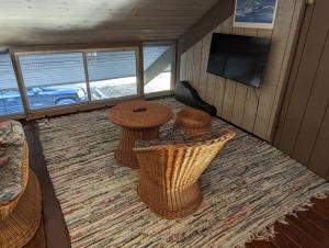 TV a/nebo společenská místnost v ubytování New! Lwardcove - Beachfront Beauty!