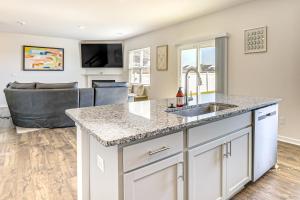 Imagen de la galería de Pool Access, 2 Mi to Main St Fountain Inn Home!, en Simpsonville