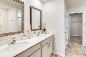 um banheiro com duas pias e um espelho em Pool Access, 2 Mi to Main St Fountain Inn Home! em Simpsonville mais 19 fotografias