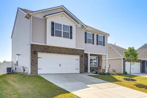 uma casa grande com garagem num quintal em Pool Access, 2 Mi to Main St Fountain Inn Home! em Simpsonville